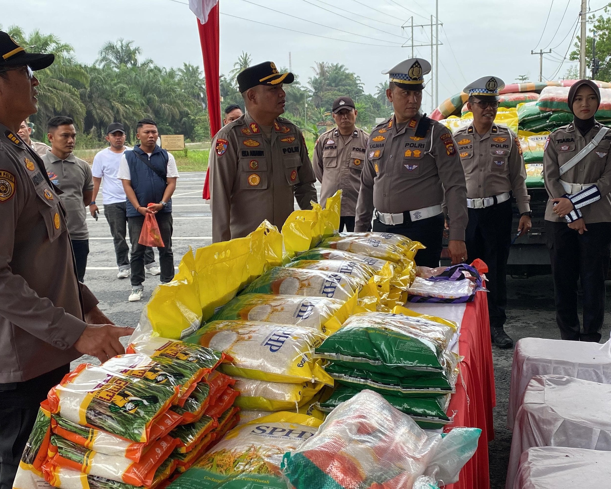 Polres Siak Dan Bulog Gelar Gerakan Pangan Murah, Masyarakat Antusias Borong Beras Dan Gula