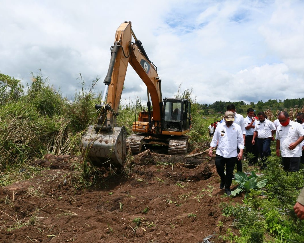 Bupati Taput Tinjau Pembukaan Jalan Usaha Tani Menghubungkan Desa Pagaran dan Desa Banualuhu Sepanjang 700 Meter