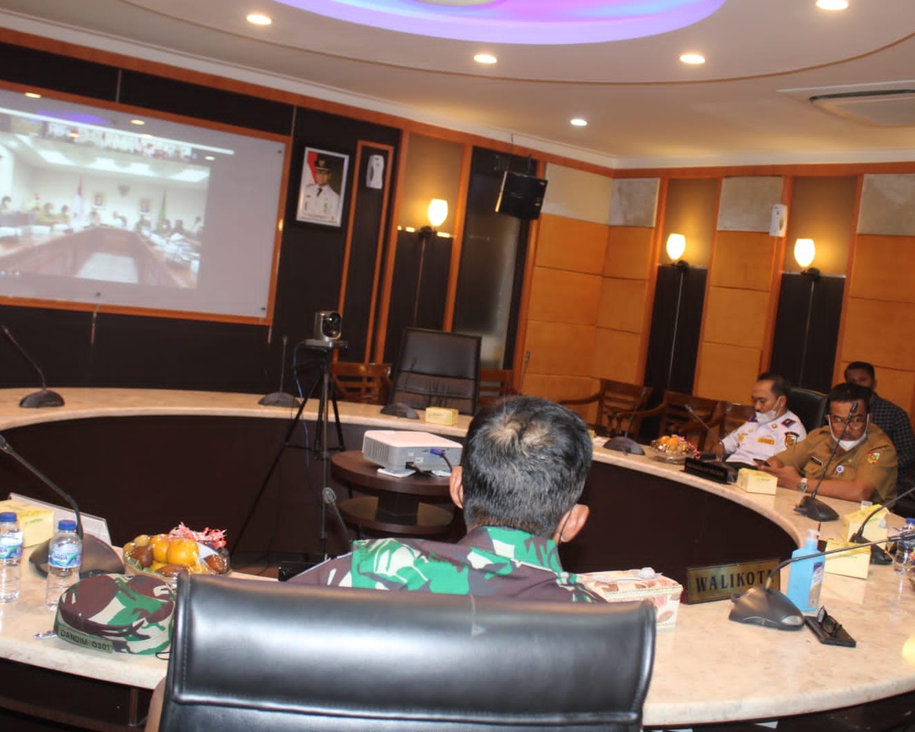 Dandim 0301/PBR Hadiri Kegiatan Pengarahan Dari Presiden RI Secara Virtual Terkait Virus Covid-19 Varian Omicron di Ruang Rapat MPP