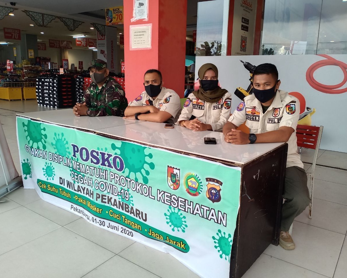 Babinsa Kodim 0301/PBR Bersama Petugas Gabungan Laksanakan Sosialisasi Penegakan Protokol Kesehatan Bagi Masyarakat Di Pusat Perbelanjaan
