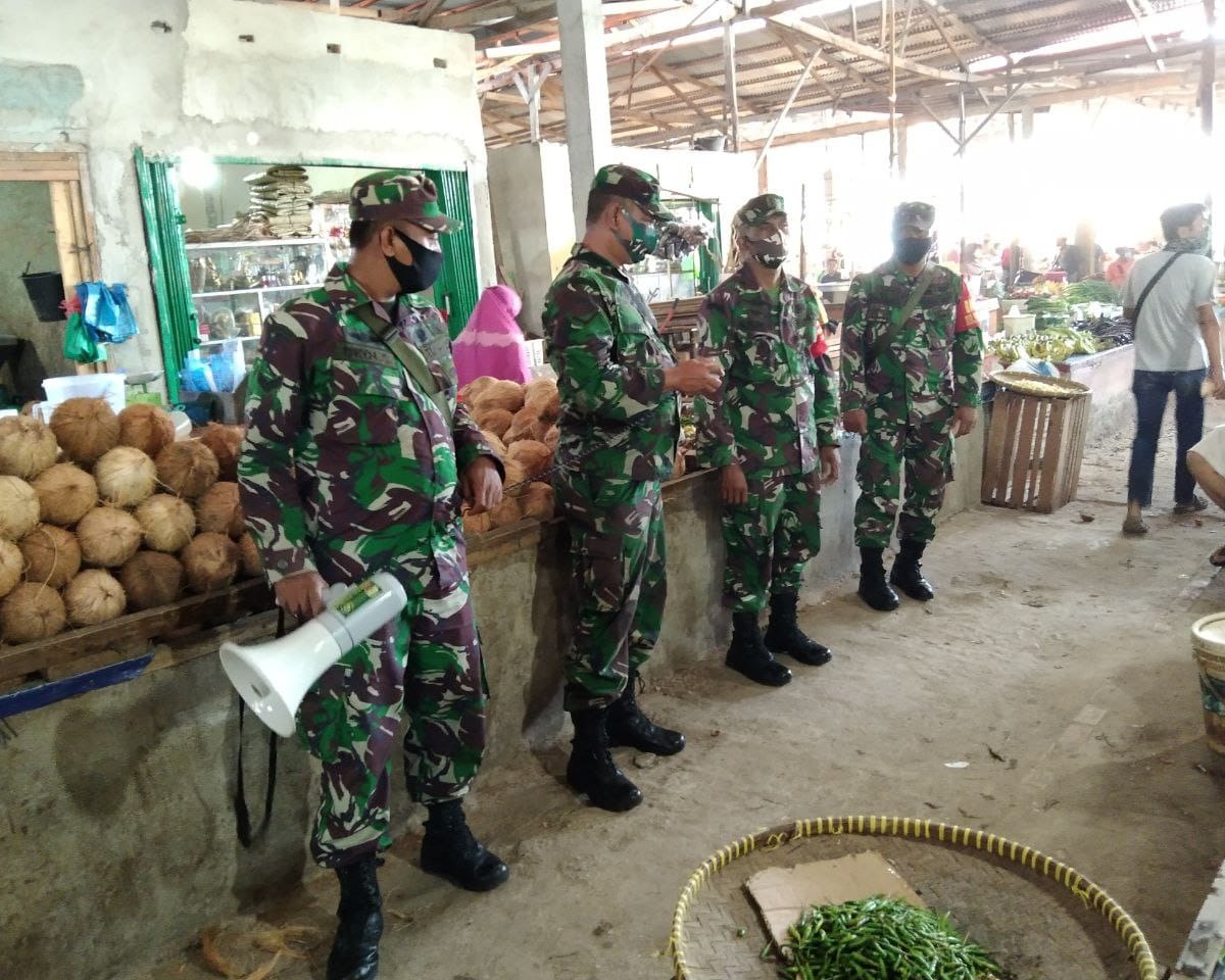 Sosialisasikan Disiplin Protokol Kesehatan, Babinsa Kodim 0301/PBR Sampaikan Himbauan Kepada Pedagang dan Masyarakat Di Pasar Dupa