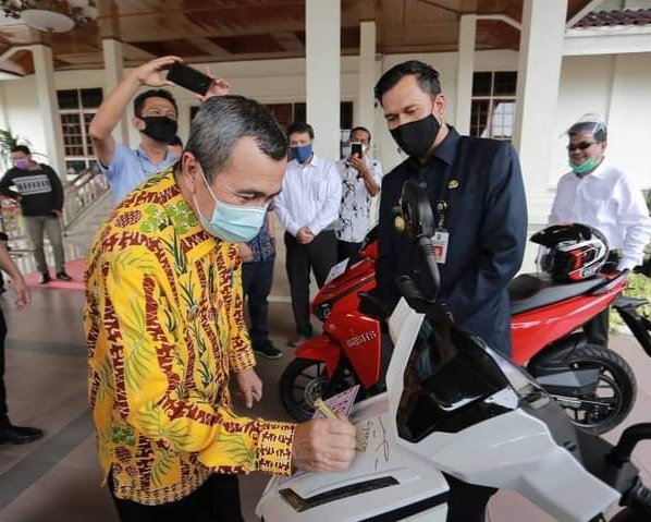 PLN dan Gesits Perkenalkan Sepeda Motor Listrik Buatan Anak Negeri, Gubernur Riau Siap Dukung