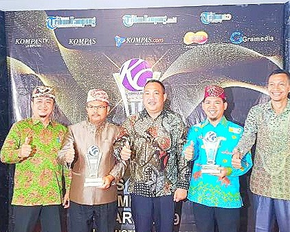 Bupati Tubaba Umar Ahmad Terima Penghargaan  Kompas Gramedia Award