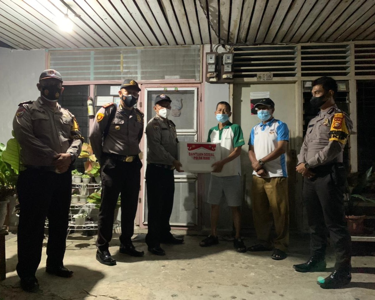 Polresta Pekanbaru Bersama Polsek Limapuluh Salurkan Bantuan Sosial Polda Riau Kepada Warga Yang Terdampak Covid-19