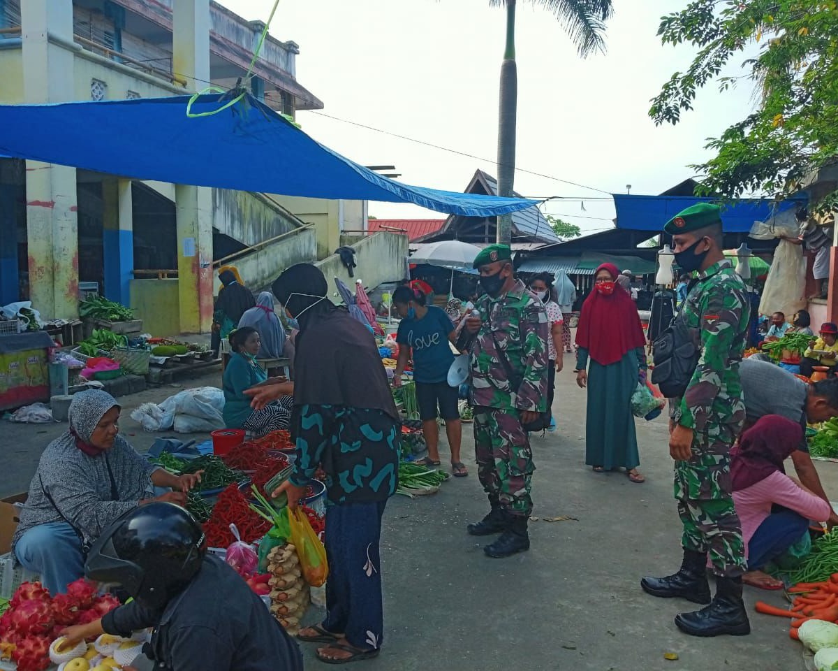 Babinsa Kodim 0301/PBR Laksanakan Penegakan Protokol Kesehatan di Pasar Rakyat Rumbai