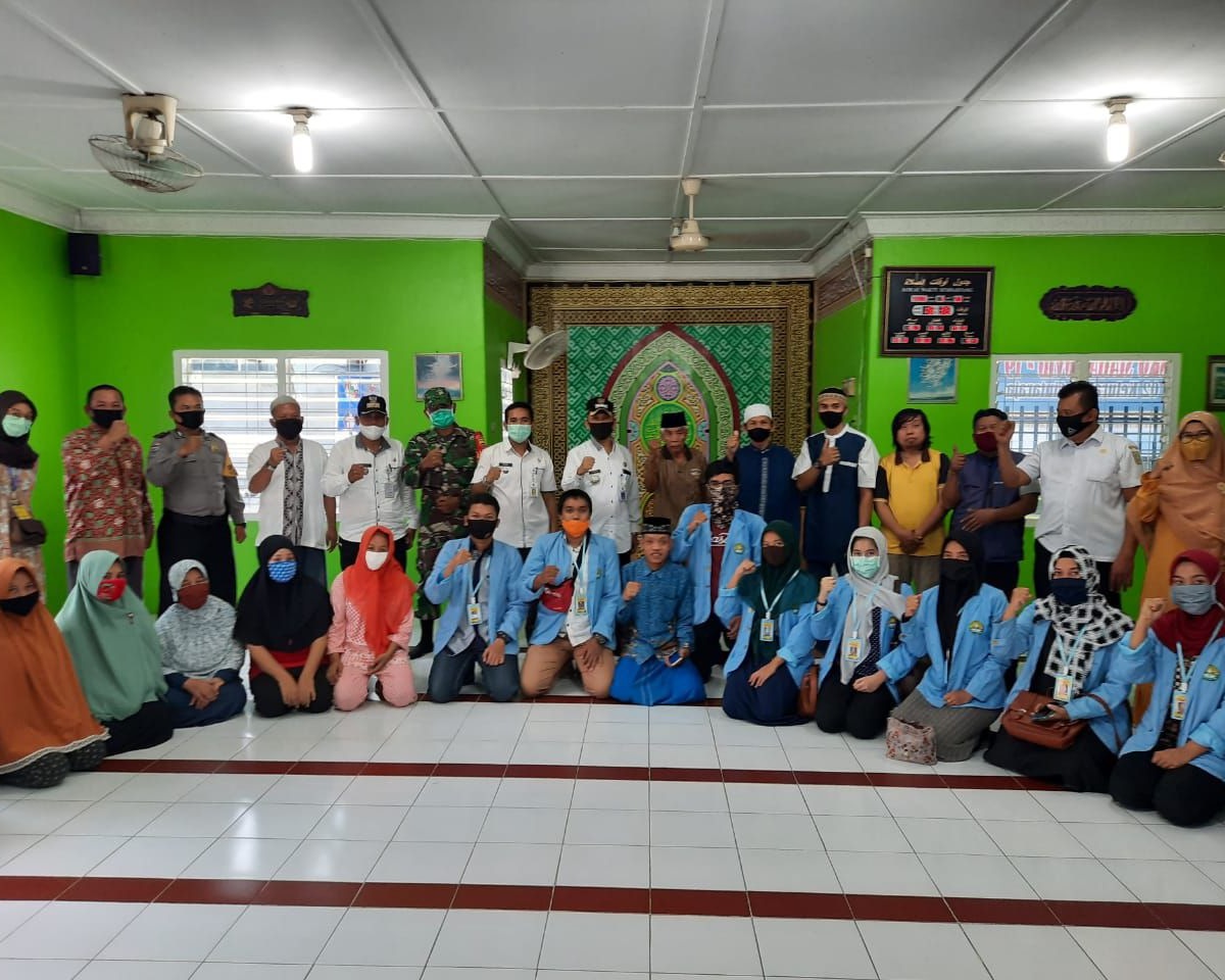 Babinsa Kodim 0301/Pekanbaru Bersama Camat Sail Hadiri Penyerahan Sembako di Musholla Maqbulullah