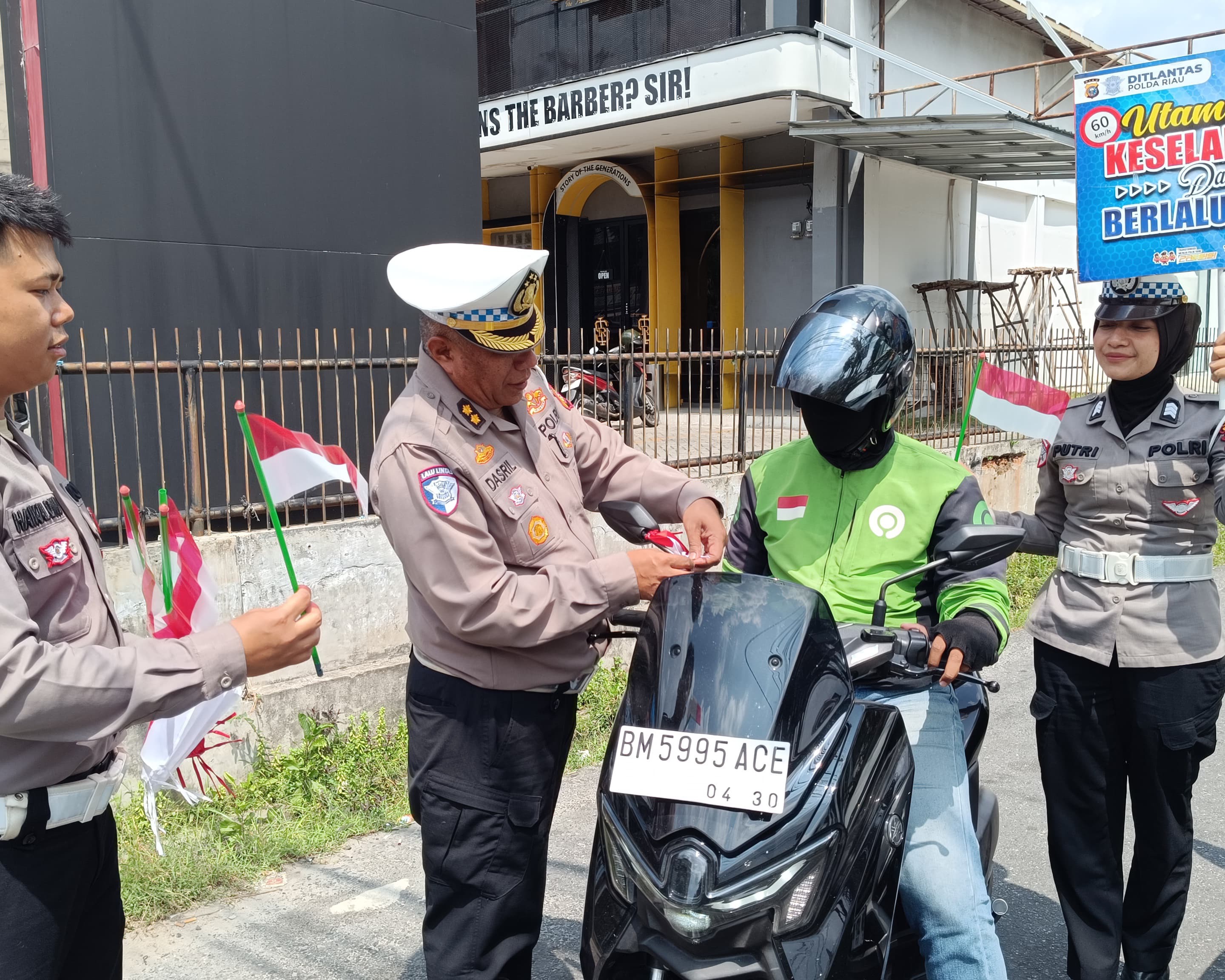 Gelorakan Semangat Hari Kemerdekaan RI Ke-80, Ditlantas Polda Riau Dan Satlantas Jajaran Bagikan Bendera Merah Putih Ke Pengendara