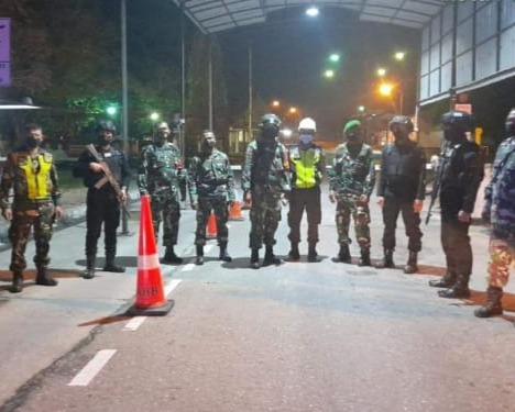 Kodim 0301/PBR Bersama Personil Satuan Brimob Polda Riau Gelar Patroli Rutin Gabungan Dan Penegakkan Prokes