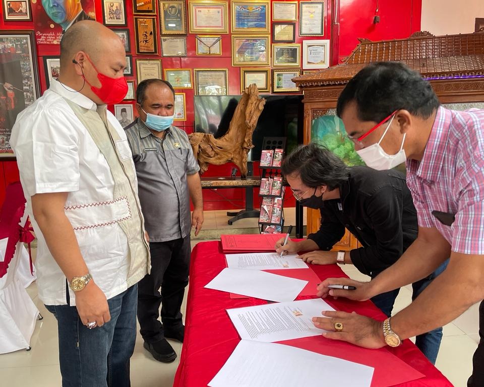 Bupati Hadiri Acara Penandatanganan Kontrak Dana Alokasi (DAK) Bidang Jalan TA 2022 Pada Dinas PUPR Kabupaten Taput Antara PPK Dengan Penyedia