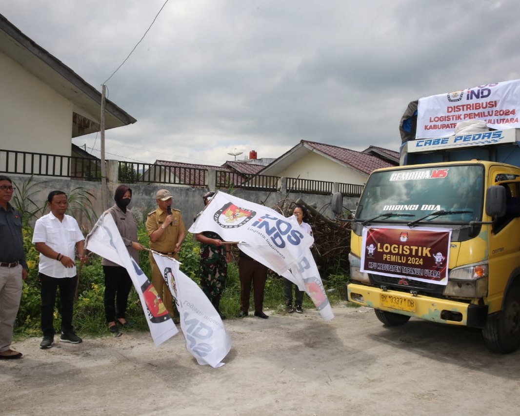 Bupati Nikson Nababan Melepas Pendistribusian Logistik Pemilu Tahun 2024 Kabupaten Tapanuli Utara