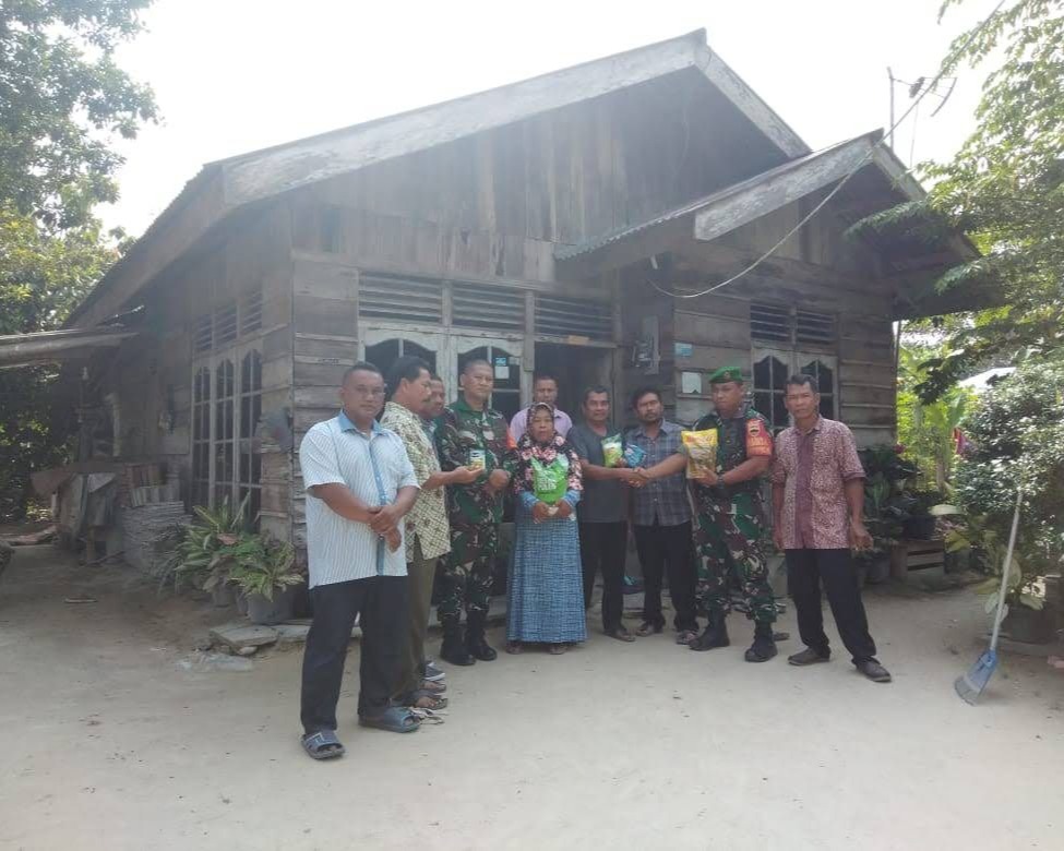 Babinsa Koramil 01/Rumbai Kodim 0301/Pekanbaru, Memberi Bantuan kepada Warga Kurang Mampu
