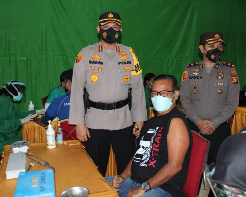 Kapolresta Pekanbaru Kunjungi Pelaksanaan Vaksinasi Covid-19 di Polsek Senapelan