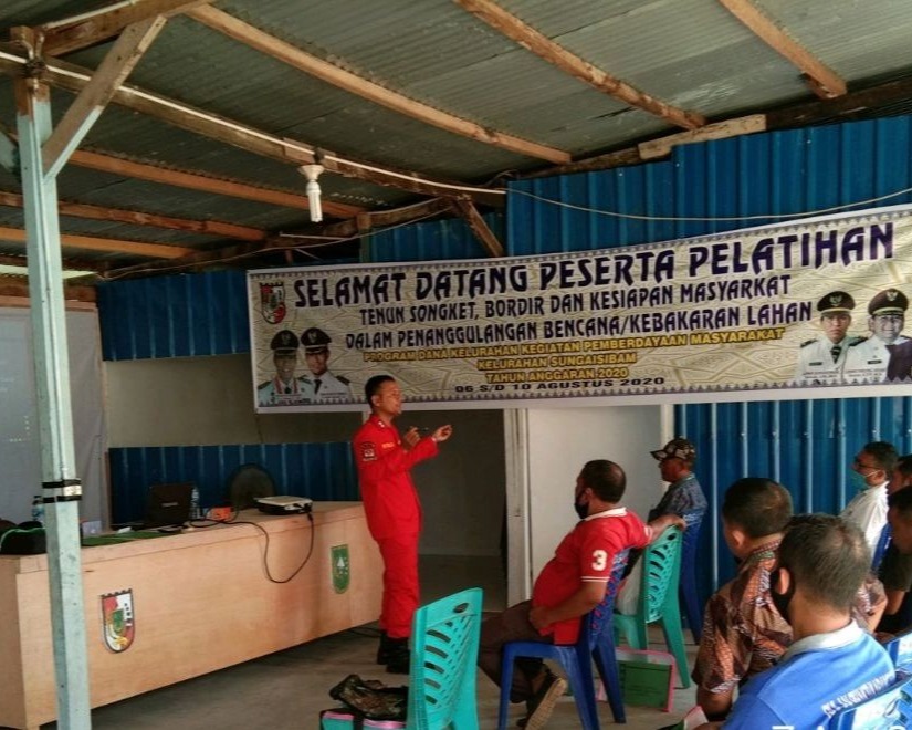 Babinsa Kodim 0301/PBR Bersama Manggala Agni Laksanakan Sosialisasi Pencegahan Karhutla Kepada Masyarakat di Kantor Kelurahan Sungai Sibam
