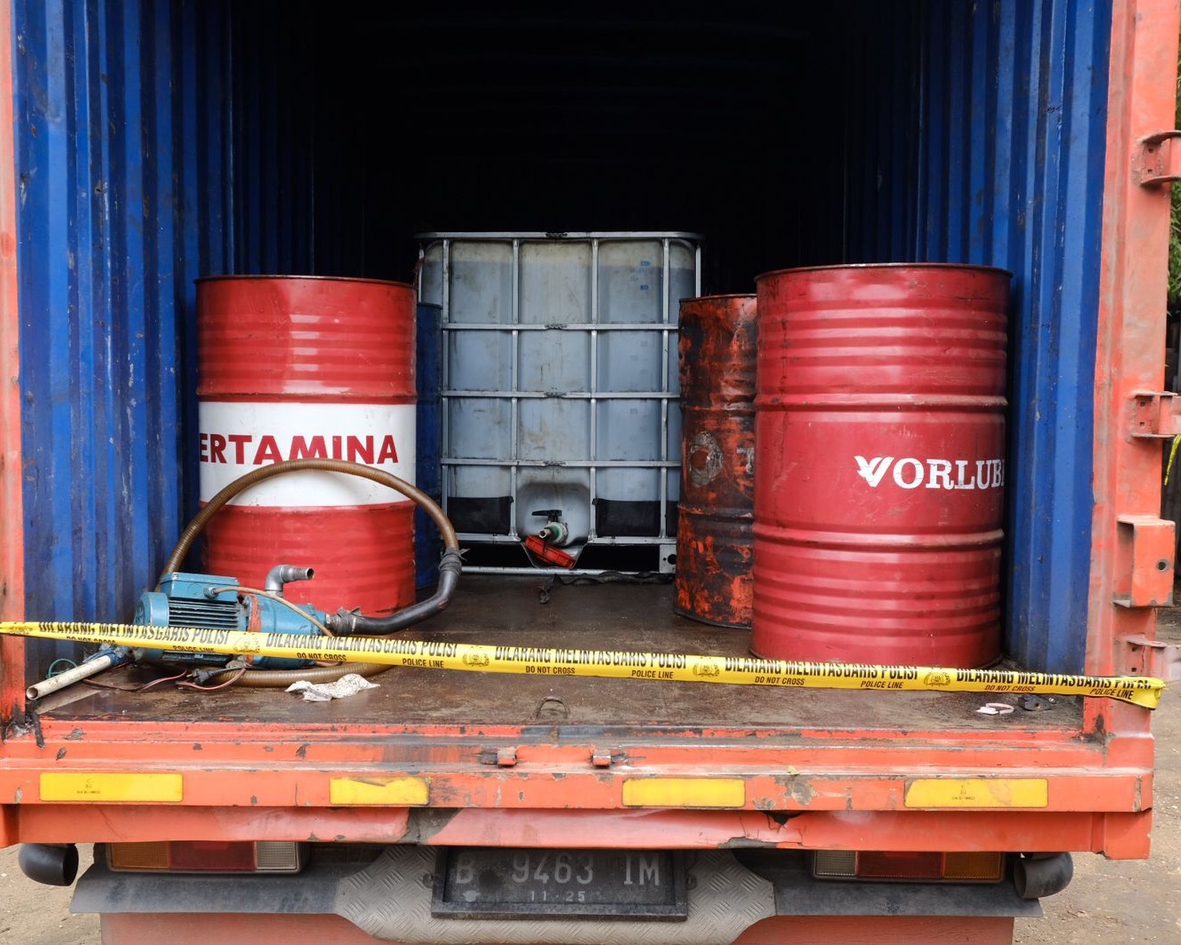 Grebek Gudang Pengoplos Solar, Ditreskrimsus Polda Riau Amankan 1 Pelaku Dan 30 Ribu Liter Minyak Disita