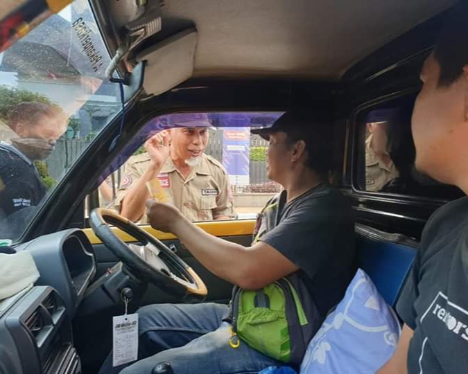 Wako Padang Mahyeldi Turun Ke Jalan Membagikan Stiker Tips Pencegah Covid-19