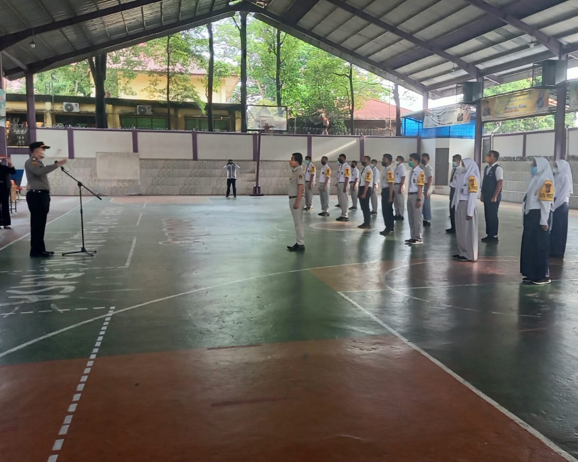 Kapolsek Limapuluh Polresta Pekanbaru Kukuhkan Duta Prokes Di Lingkungan Pendidikan SMA Negeri 1