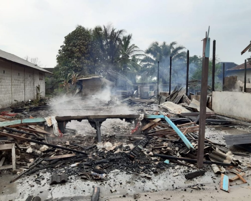 Kebakaran hebat di Desa Pasir Panjang, satu warung, dua rumah dan tiga sepeda motor Ludes di Lalap Jago Merah