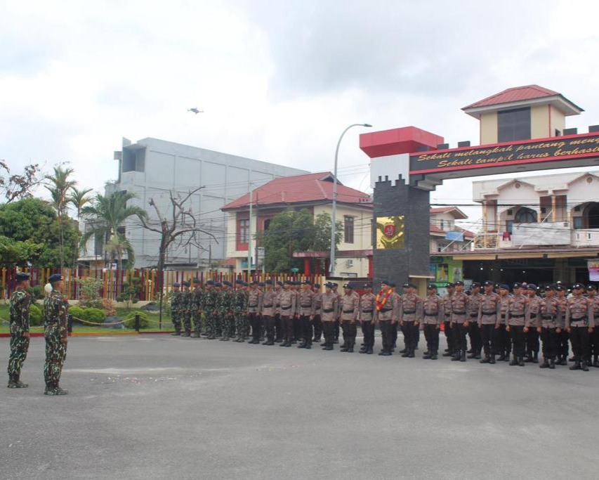 Dansat Brimob Pimpin Tradisi Penyambutan Bintara Remaja 26 Lulusan Watukosek dan Bintara 48 SPN Polda Riau