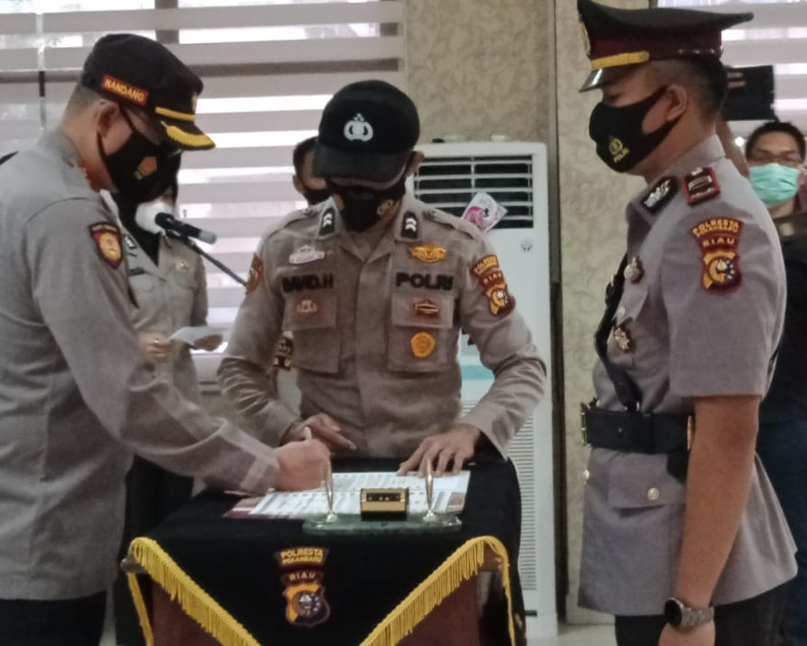 Kapolresta Pekanbaru Pimpin Sertijab Kapolsek Tenayan Raya dan Kapolsek Payung Sekaki