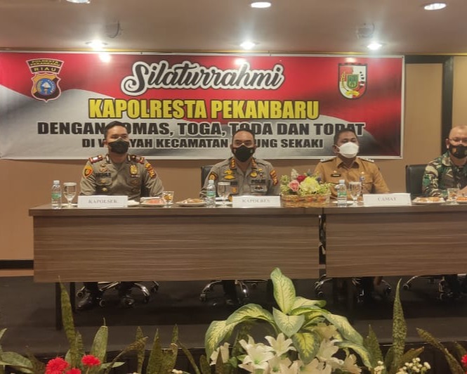 Kapolresta Pekanbaru Jalin Silaturahmi Bersama Para Tokoh Di Kecamatan Payung Sekaki