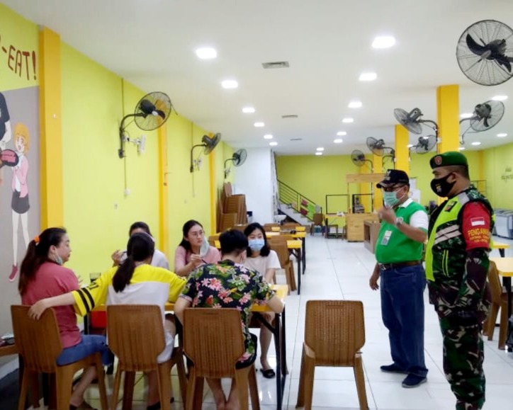 Babinsa Kodim 0301/PBR Bersama Satgas Covid-19 Terapkan Sangsi Bagi Pelanggar Disiplin Protokol Kesehatan