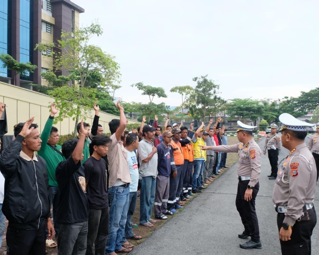 Bantuan Polda Riau Ke Kabupaten Agam Tak Putus, Kini Kirim 30 Tangki Air