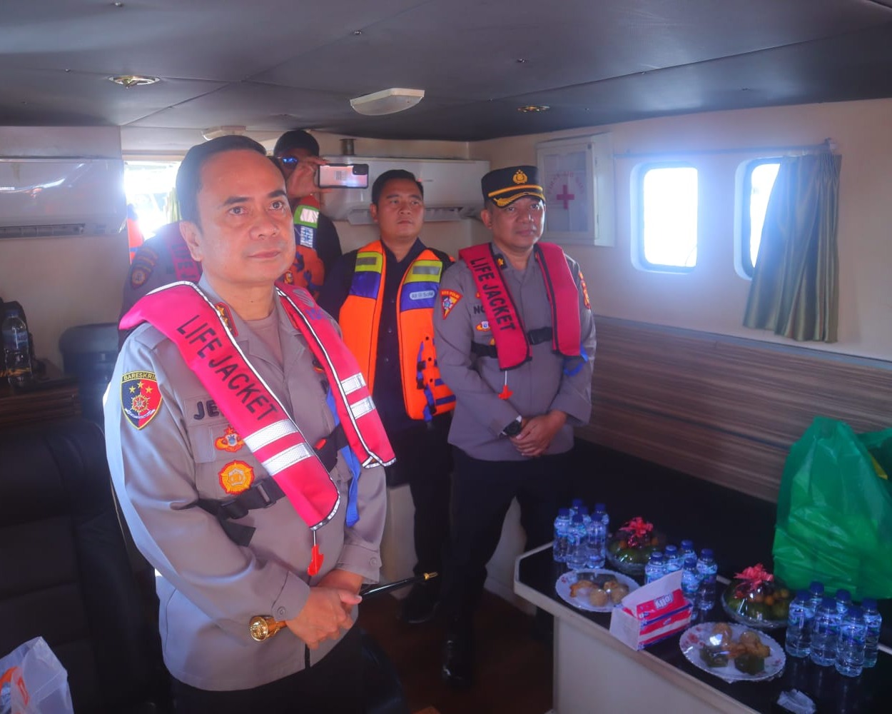 Kapolresta Pekanbaru Laksanakan Patroli Kapal Dan Pantau Aktivitas Bongkar Muat di Kawasan Pelabuhan Rakyat Sungai Siak