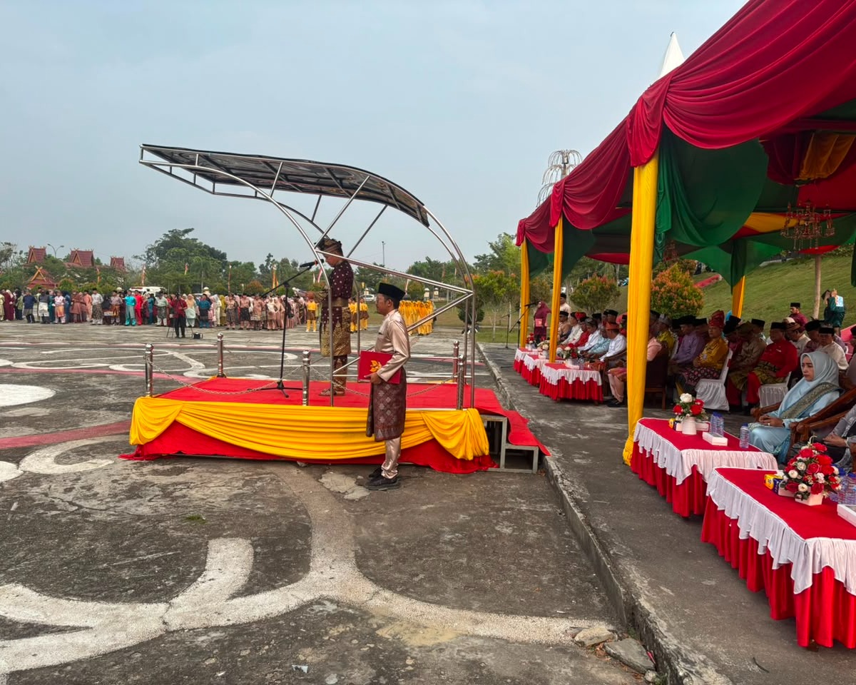 Wabup Husni Thamrin Pimpin Upacara HUT Provinsi Riau Ke-69 di Lapangan Kantor Bupati Pelalawan