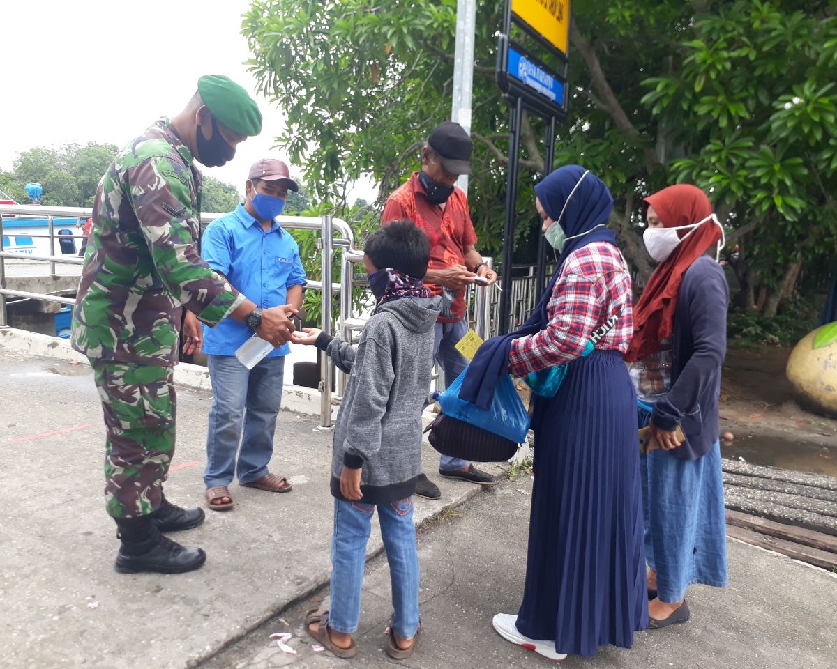 Guna Mencegah Covid-19, Petugas Gabungan Himbau Penumpang di Pelabuhan Sei Duku Patuhi Protokol Kesehatan