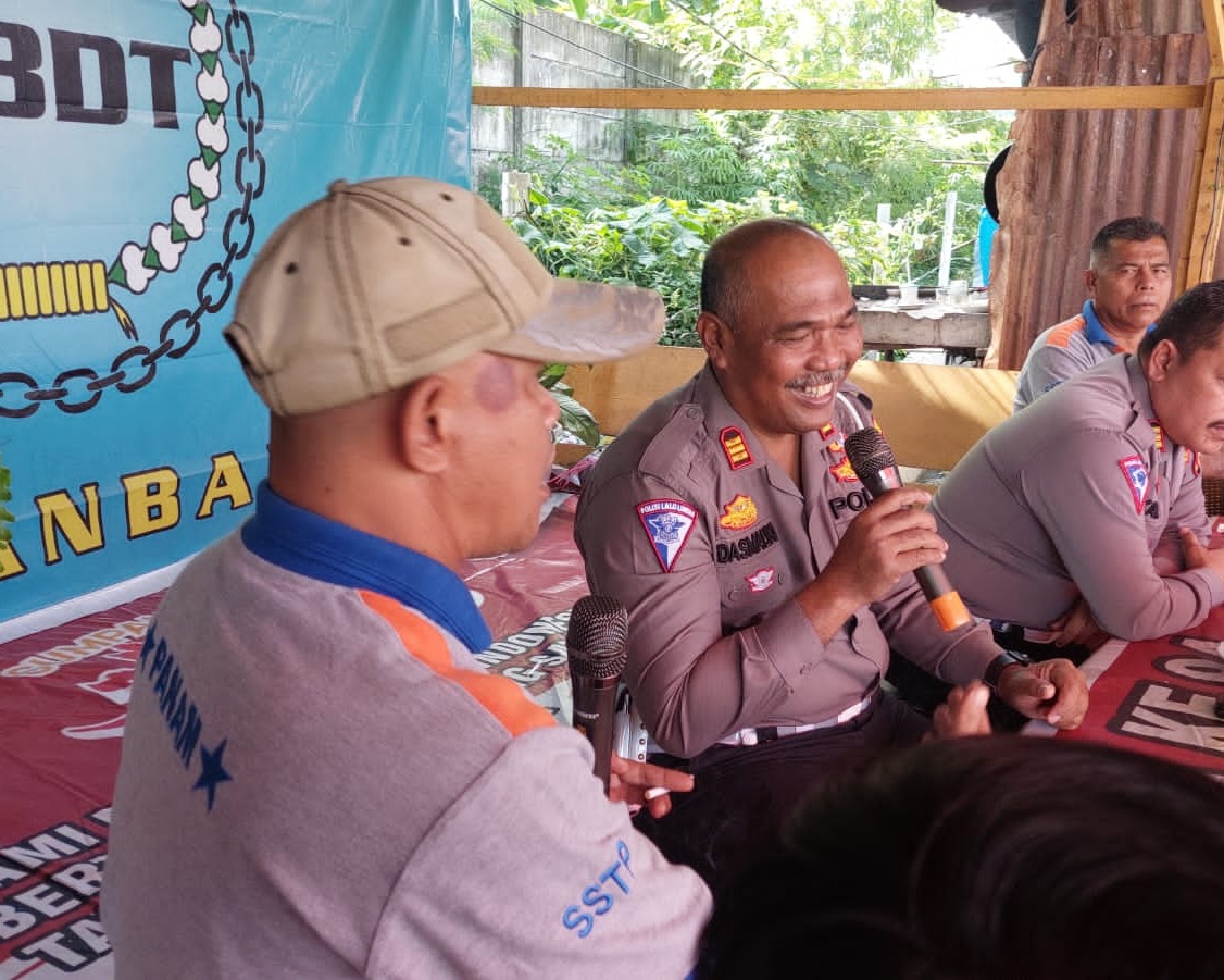Sambangi Basecamp Keluarga Besar Dump Truk (KBDT), Satlantas Polresta Pekanbaru Sampaikan Imbauan Keselamatan Berlalu Lintas