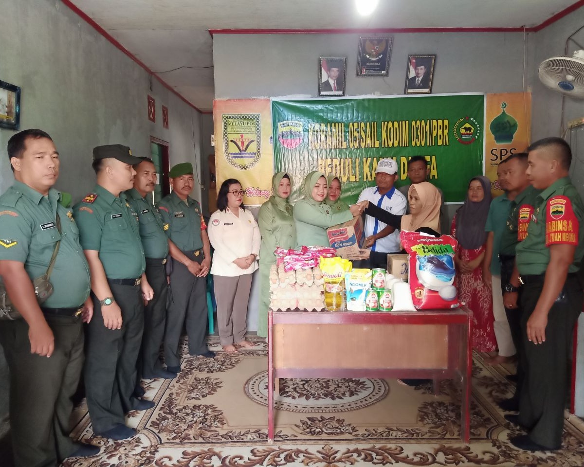 Babinsa Kodim 0301/Pekanbaru Bersama Persit KCK Ranting 6 Dan PNS Salurkan Bantuan Sembako Kepada Warga Kurang Mampu
