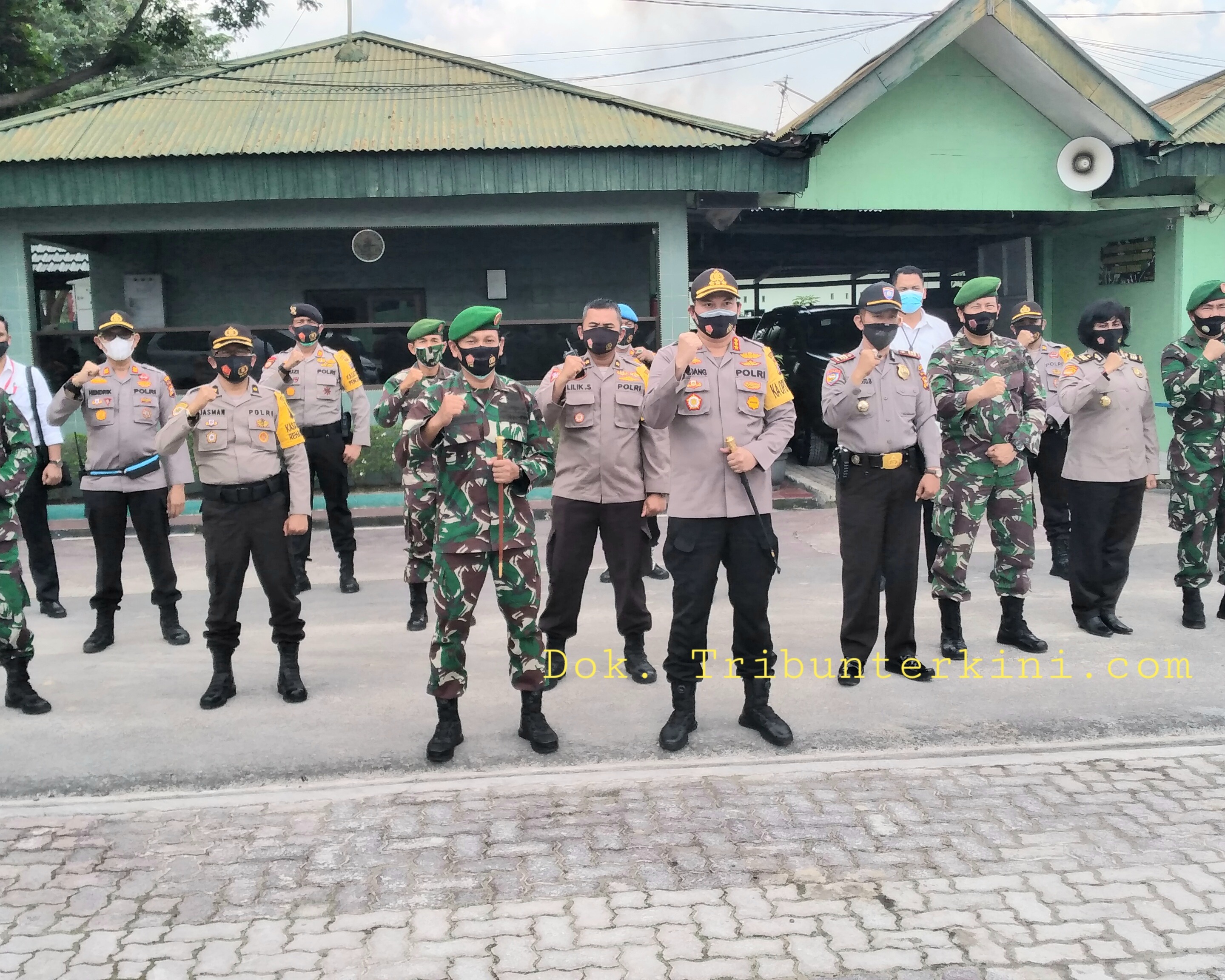 Dandim 0301/PBR Mendapatkan Kejutan Kue HUT TNI Ke-75 Dari Kapolresta Pekanbaru, Sebagi Bentuk Sinergitas Untuk Negeri