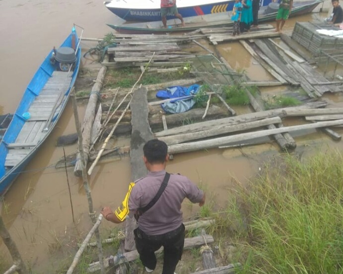 Kapolsek Bukit Batu Laksanakan Patroli dan Sapa Masyarakat Yang Beraktivitas di Sungai Rungan