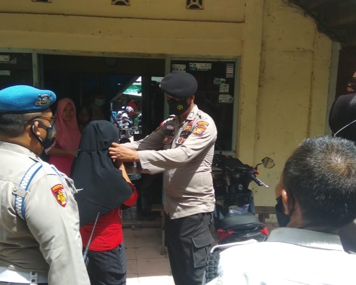 Polsek Bukit Raya Bagikan Masker Gratis dan Himbau Pedagang dan Pengunjung Terapkan Protkes di Pasar Pagi Dupa