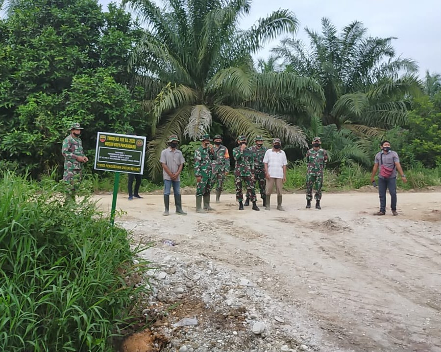Meninjau Pekerjaan Sasaran 1 Pengerasan Gang Rahmad, Dandim 0301/PBR Berharap Agar Bisa Membantu Mobilitas Masyarakat