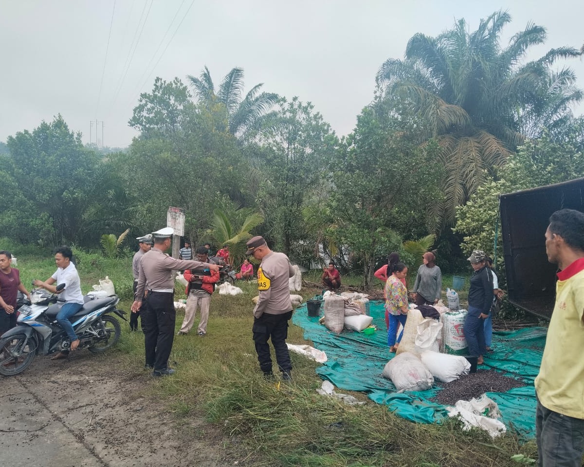 Satlantas Polres Siak Tangani Laka Tunggal Truk Tronton Di Kandis, Kerugian Capai Rp 430 Juta