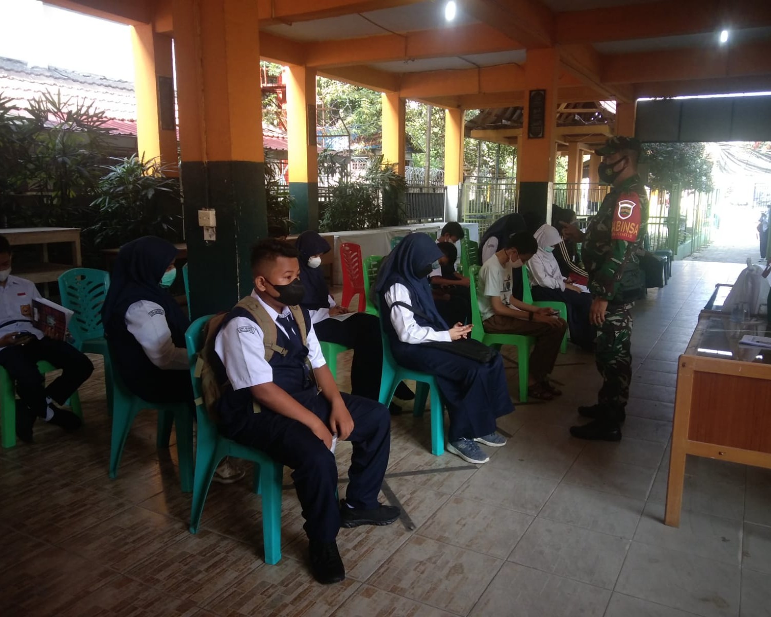 Babinsa Kodim 0301/PBR Laksanakan Kegiatan Memonitor Kegiatan Vaksinasi Massal di SMPN 01 Pekanbaru