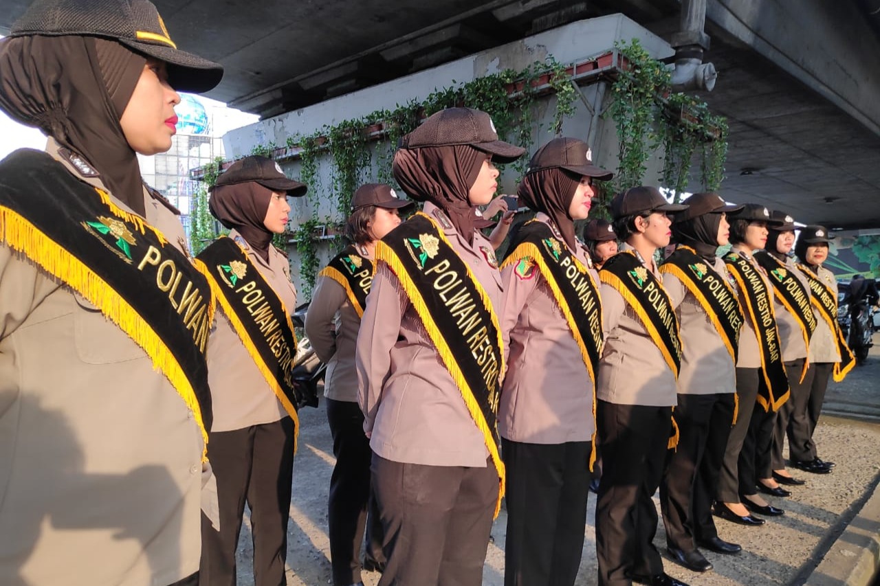 Polwan Polres Jakarta Barat Bagi-bagi Bunga