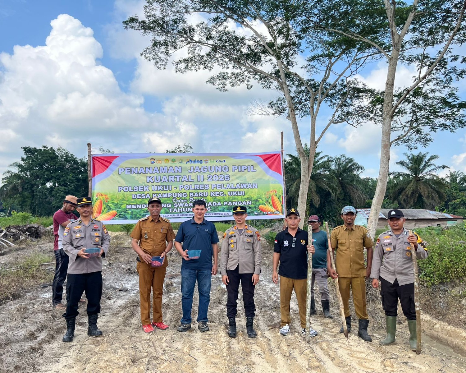 Polsek Ukui Tanam Jagung Kuartal II Wujudkan Swasembada Pangan di Kampung Baru