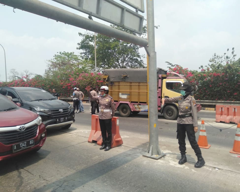 Teriknya Matahari Tidak Meluluhkan Semangat Polwan Polda Banten, Untuk Menciptakan Situasi Yang Aman dan Kondusif
