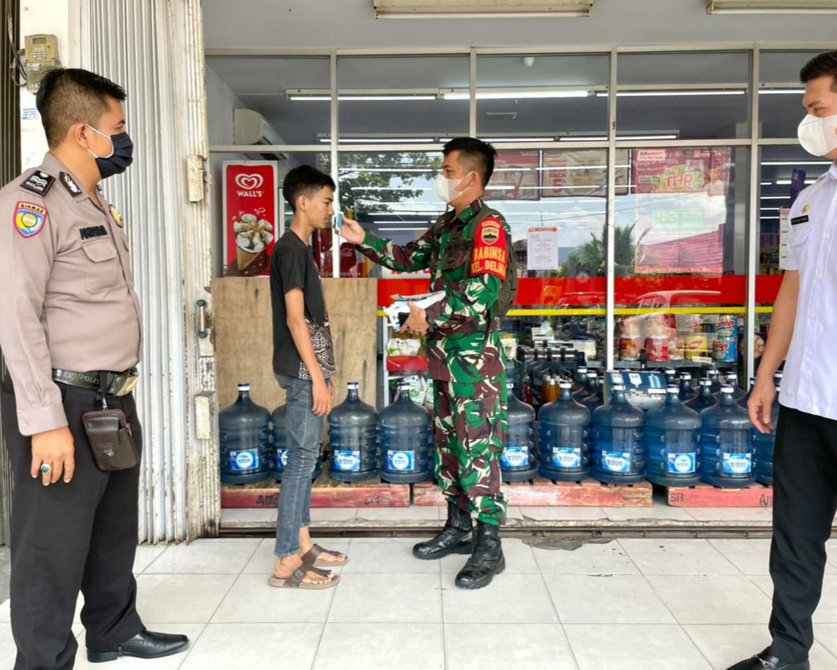 Babinsa Kodim 0301/PBR Laksanakan Himbauan Prokes dan Bagikan Masker di Tempat Perbelanjaan Kelurahan Delima
