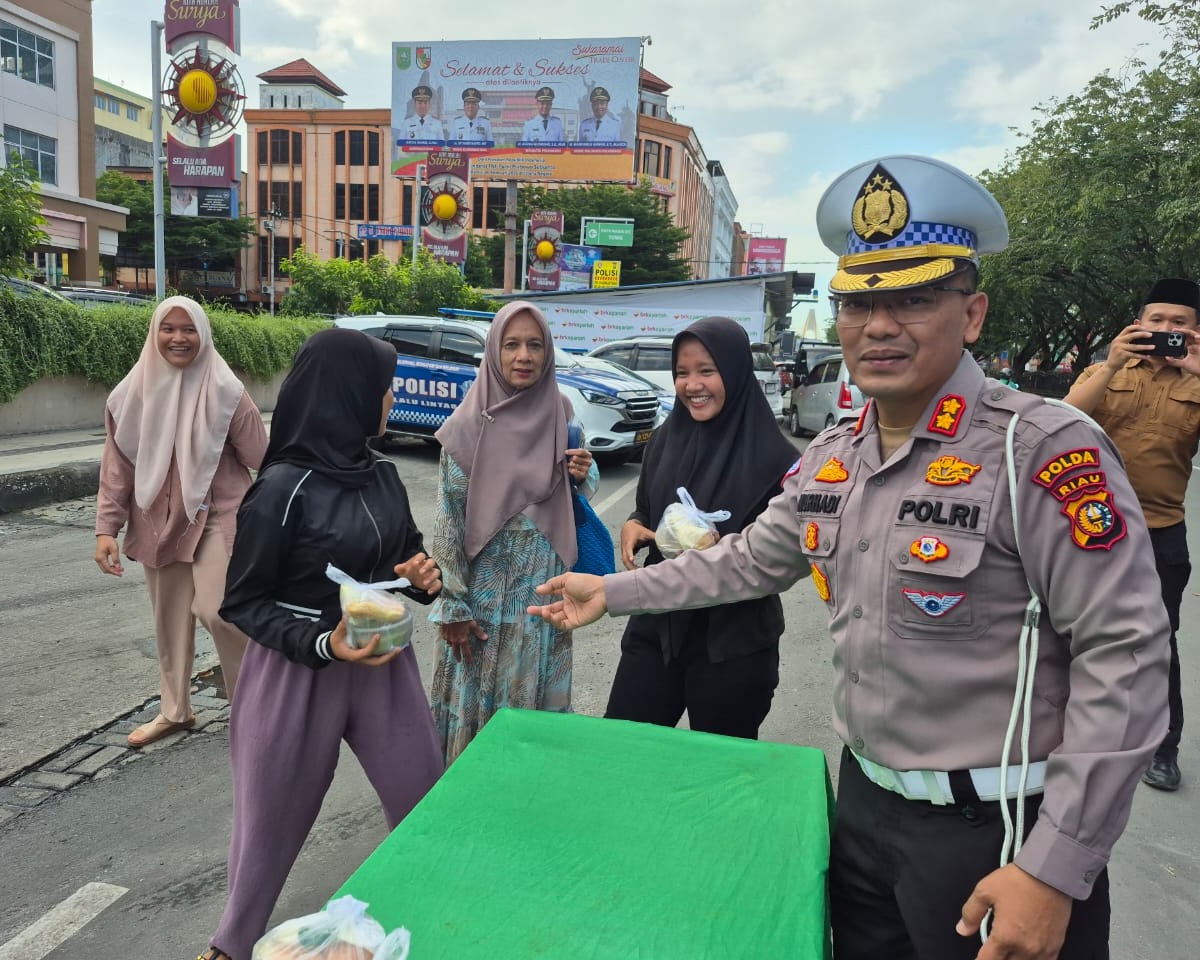 Ditlantas Polda Riau Berbagi Paket Takjil dan Ajak Masyarakat Tertib Berlalu Lintas