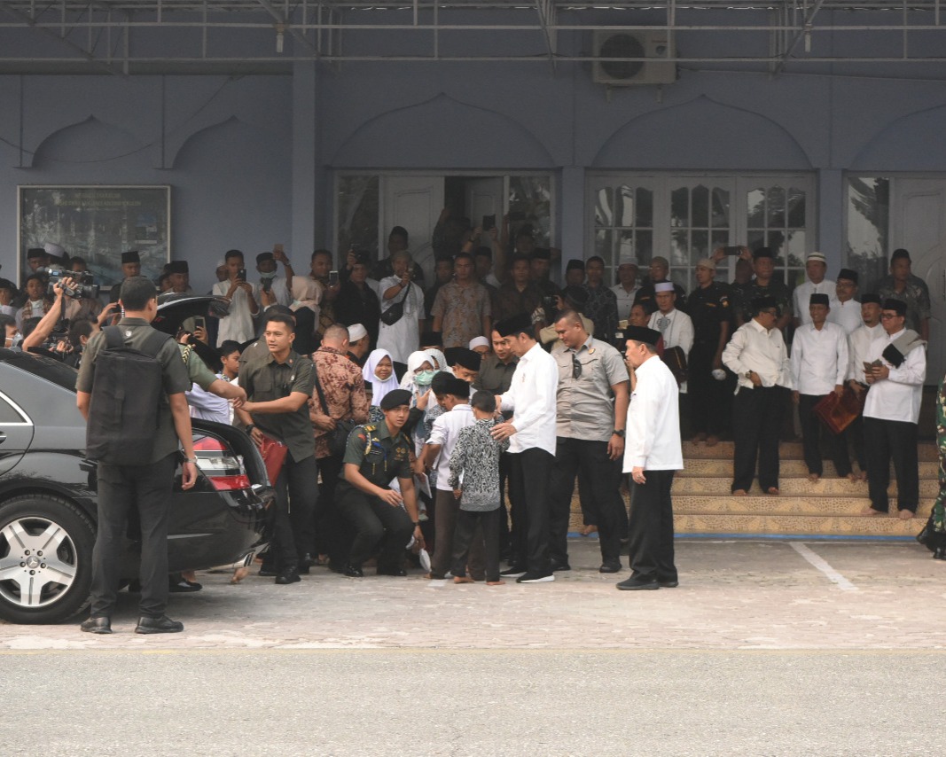 Presiden RI Joko Widodo Membagi - Bagikan Buku Kepada Anak - Anak