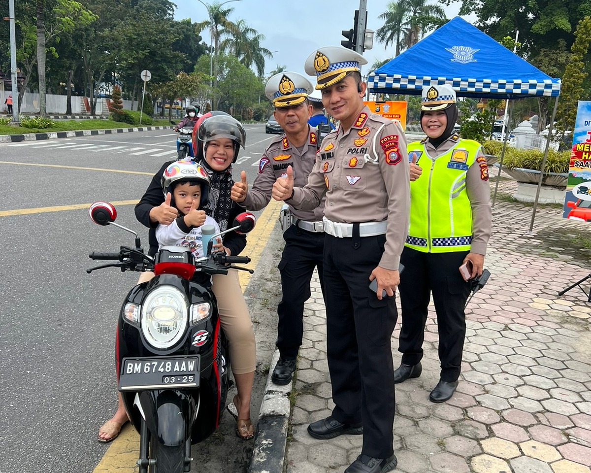 Dirlantas Polda Riau Bagikan Helm Gratis dan Ajak Pengendara Jadi Pelopor Keselamatan