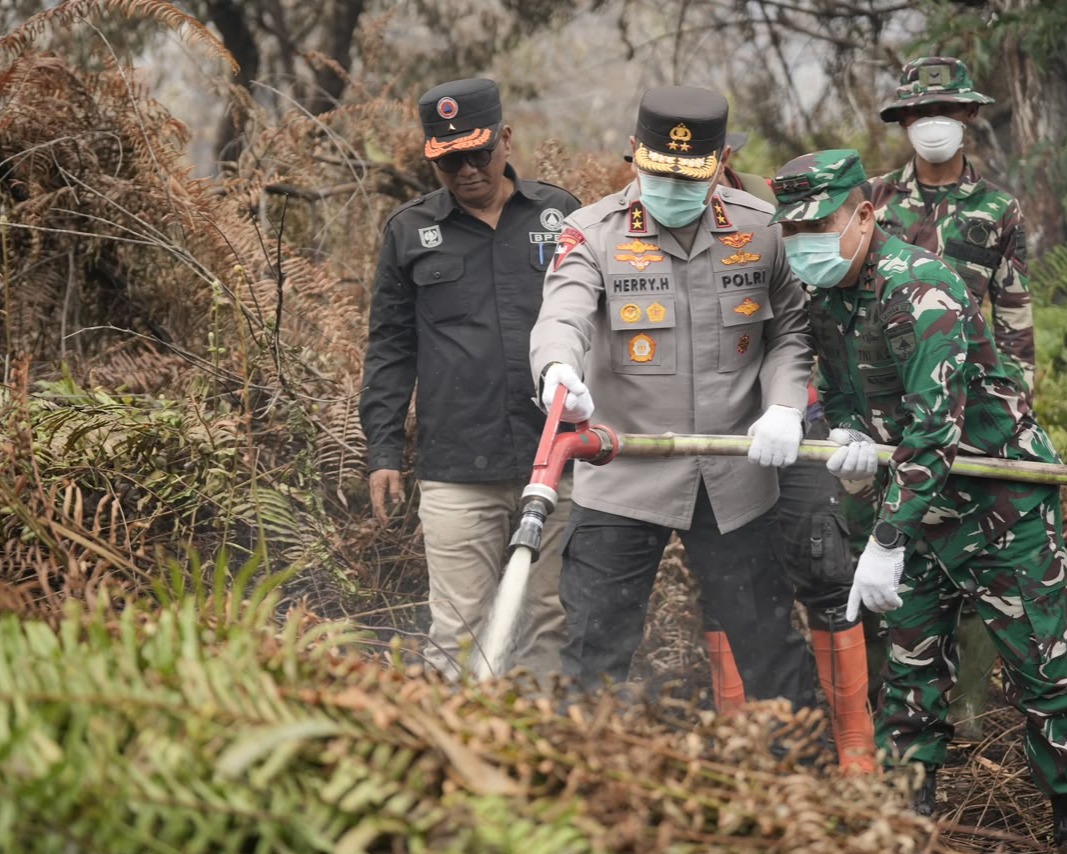 Kapolda Riau Dan Pangdam Tuanku Tambusai Patroli Udara Karhutla, Turun Langsung Padamkan Api di Pelalawan