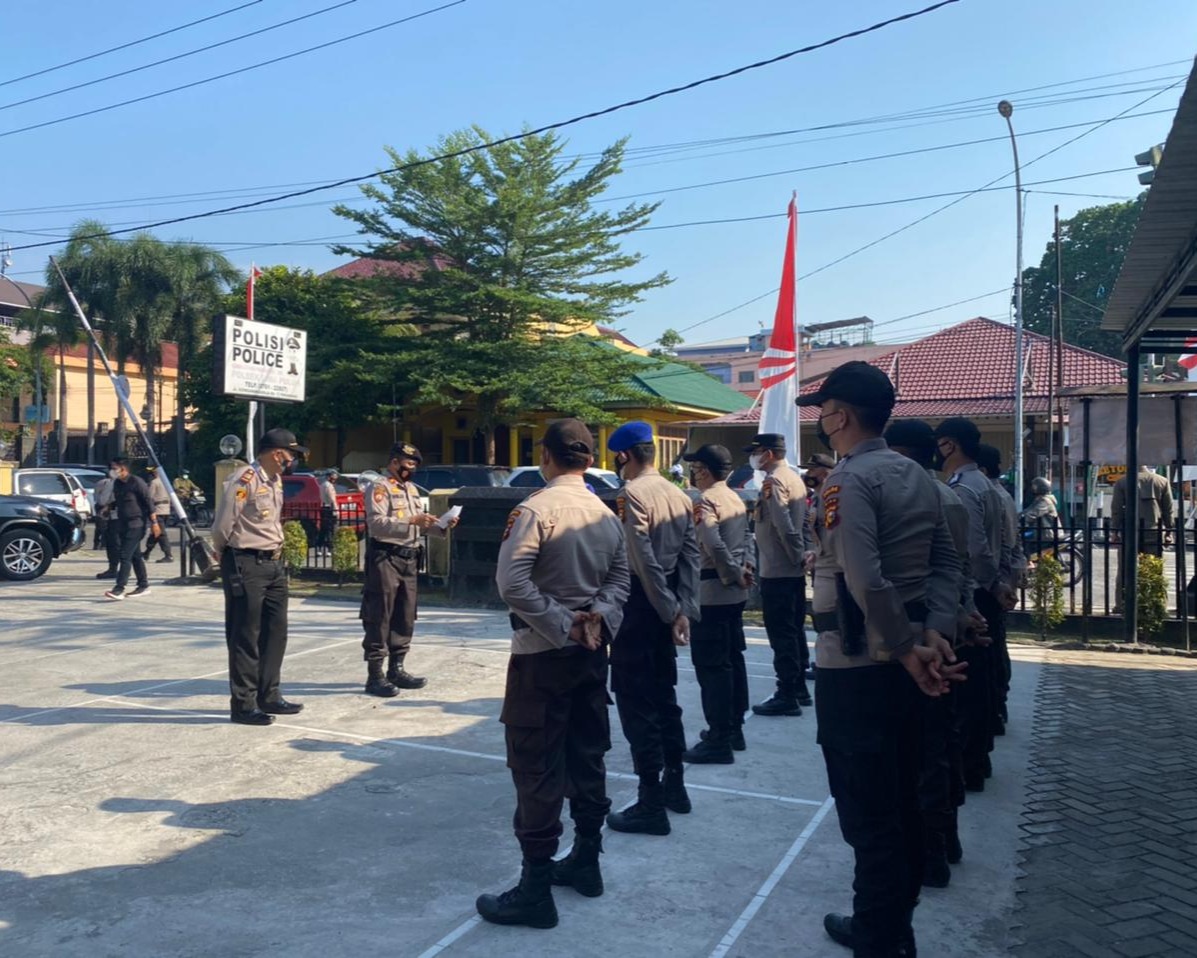 Kapolda Riau Bersama Kapolresta Pekanbaru Mengecek Langsung Persiapan Personil BKO Dalam Rangka Pelaksanaan 3 T di Mapolsek Limapuluh