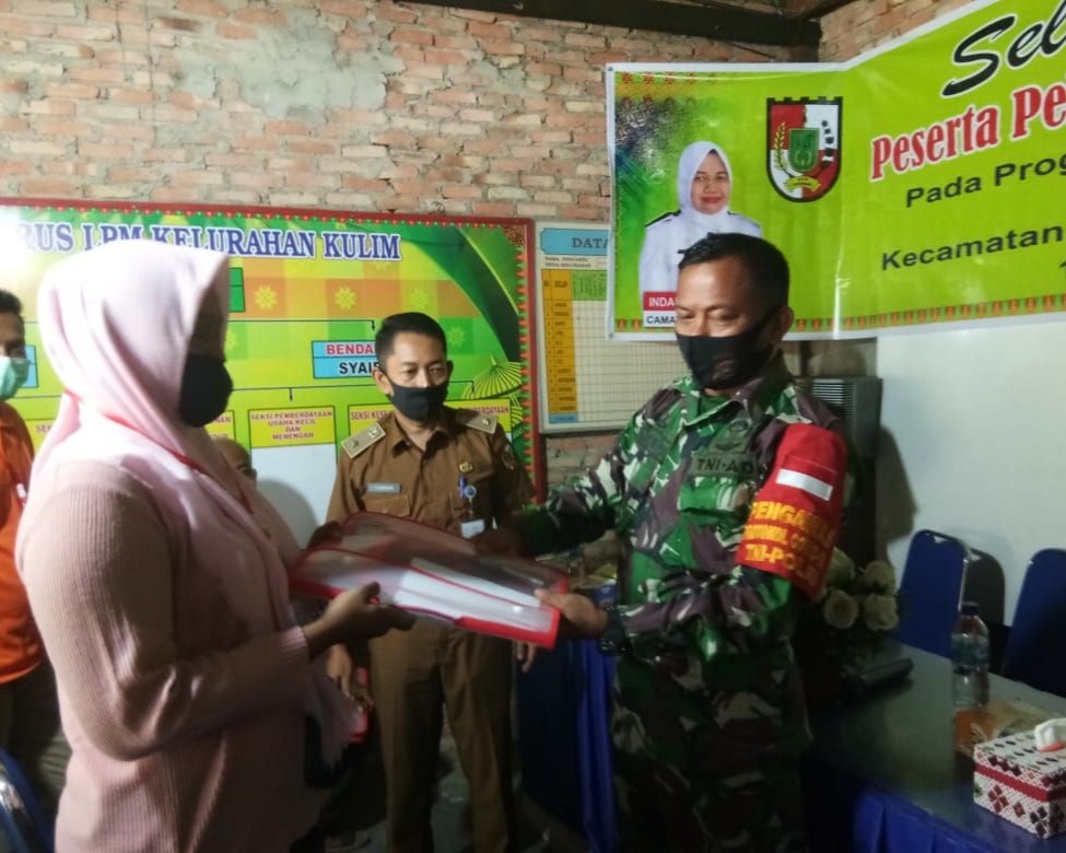 Babinsa Kodim 0301/Pekanbaru Dampingi Pelatihan Budidaya Ikan Lele