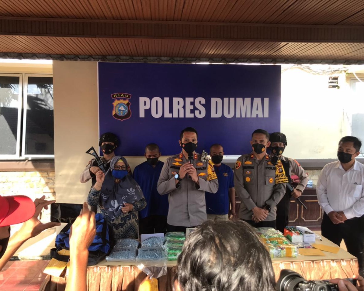Polres Dumai Berhasil Amankan Dua Kurir Bersama 23 Kg Shabu dan 19.937 Butir Pil Ekstasi