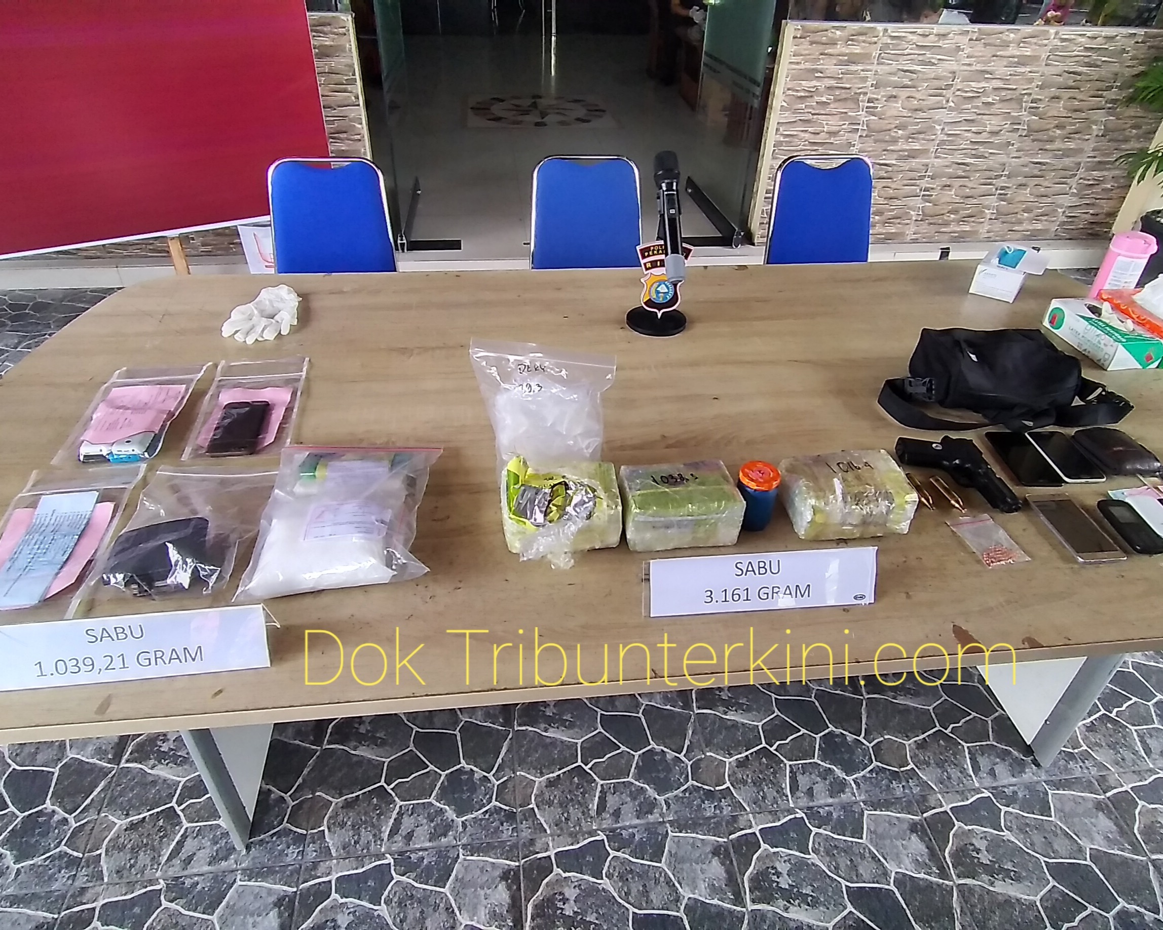 Kapolresta Pekanbaru Ekspos Penangkapan Pengedar Narkotika Jenis Sabu dan Amankan Senjata Airsoft Gun