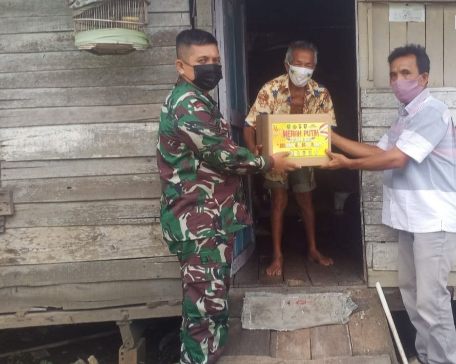 Babinsa Kodim 0301/PBR Bagikan Bingkisan Sembako Merah Putih Dari Danrem 031/WB Kepada Warga Kurang Mampu